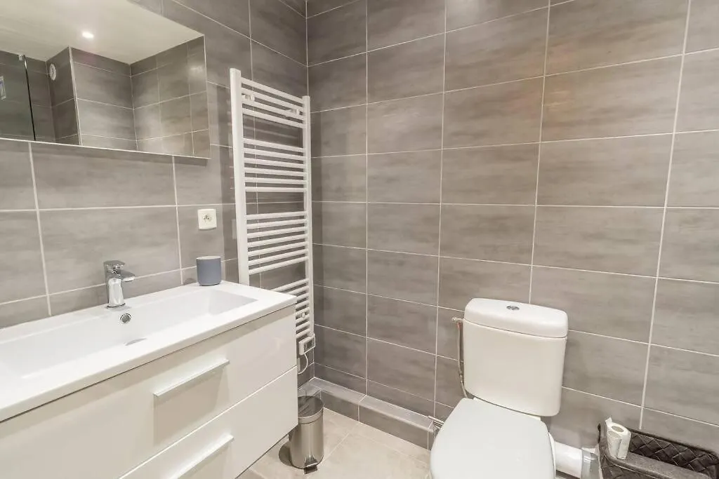 L13 Central Flat 5Mins Walk To Beach Ac/Balcon/Wifi Nice 0*,  Frankrike